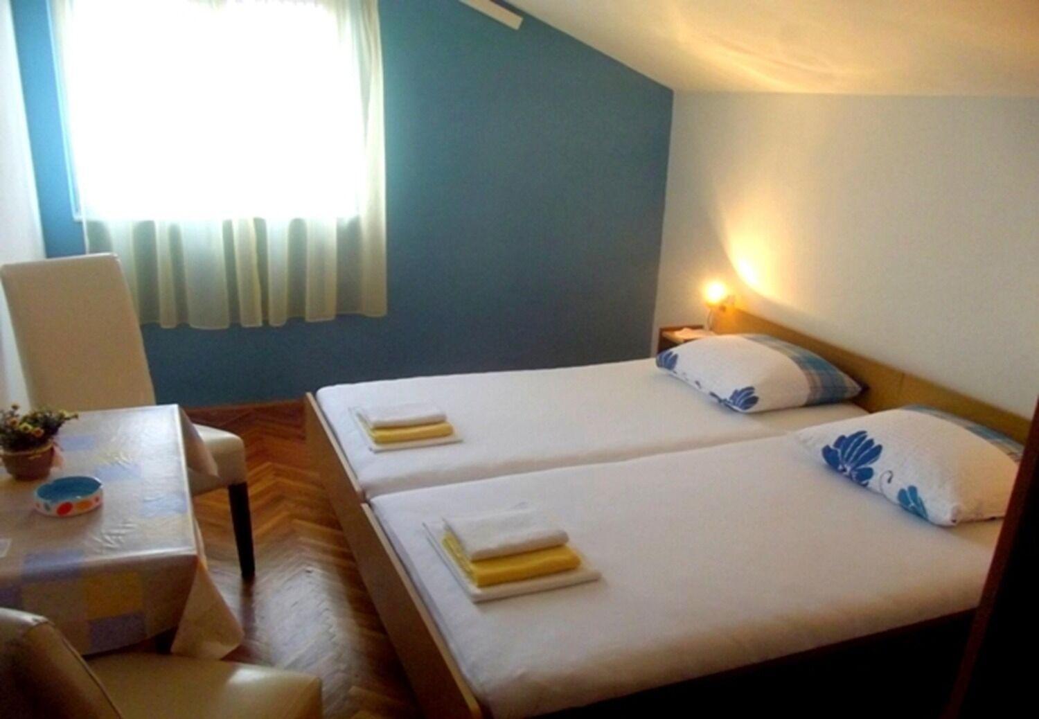 Apartments And Rooms Ognjen - Family Apartments With Free Parking Бетина Екстер'єр фото