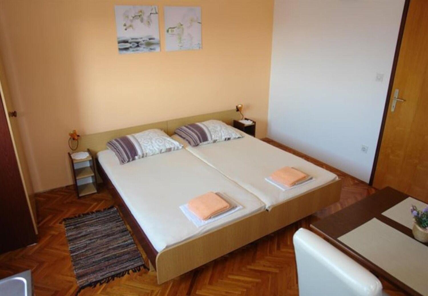 Apartments And Rooms Ognjen - Family Apartments With Free Parking Бетина Екстер'єр фото